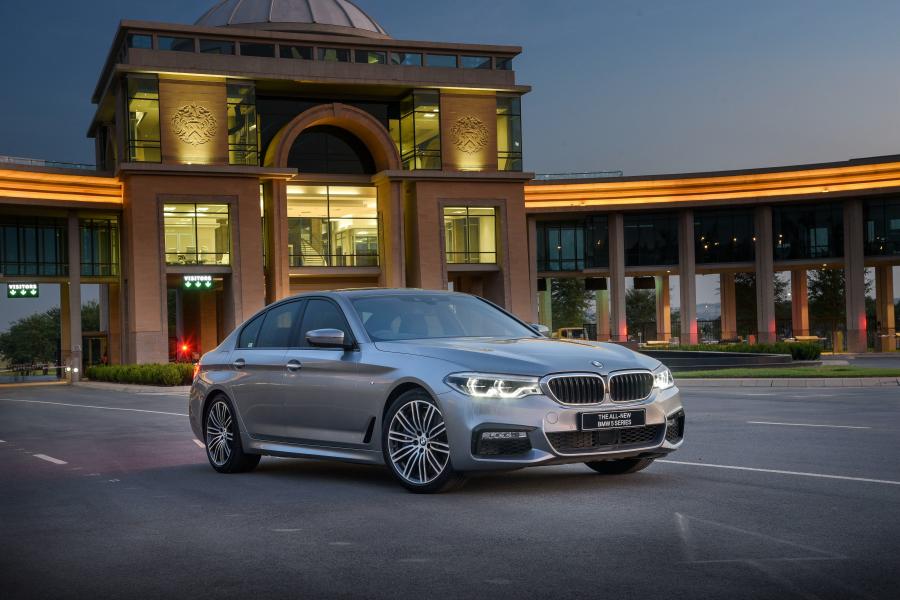  BMW 540i Sedan M Sport 2017 года  (ZA) (фото 6 из 40)